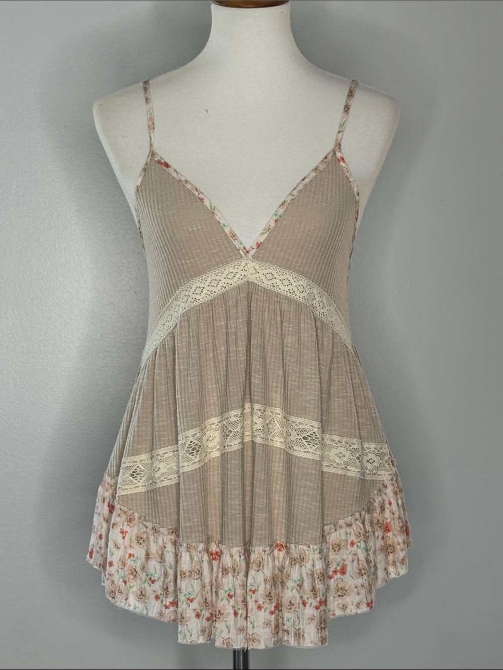 POL Taupe Lace-Trim Floral Hem Spaghetti Strap Camisole